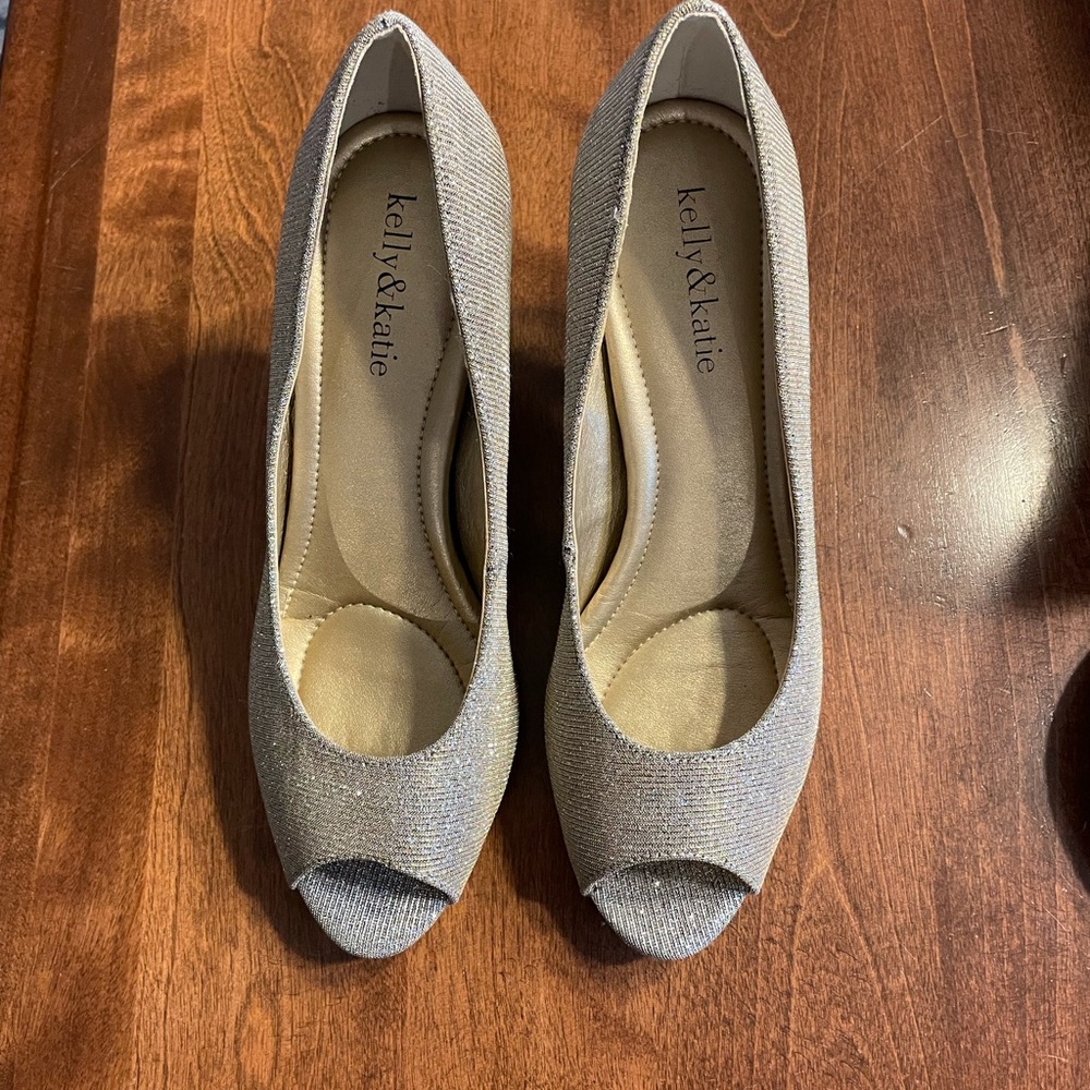 Kelly & Katie peep toe dress pump